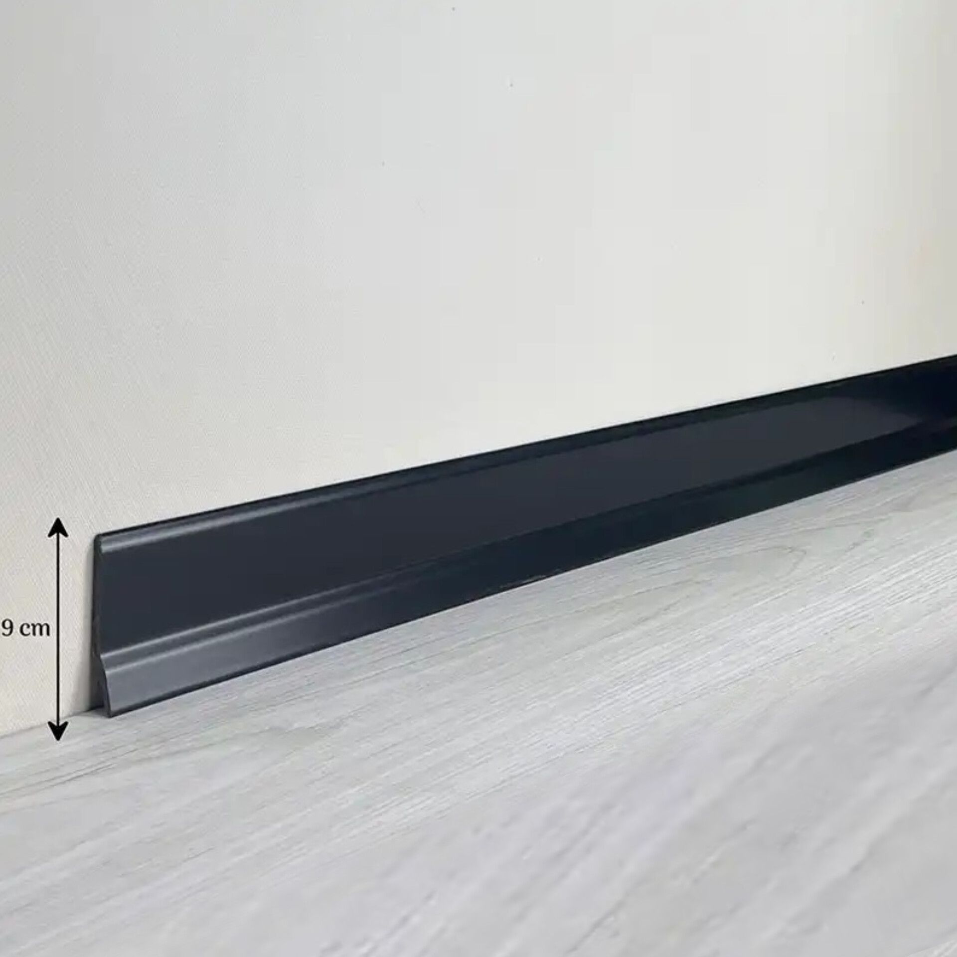 قرنیز PVC مشکی